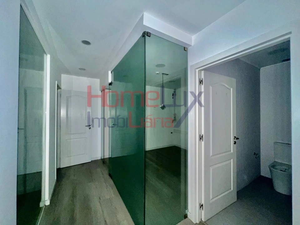 Loja para Arrendamento em Pedrouços Foto 12