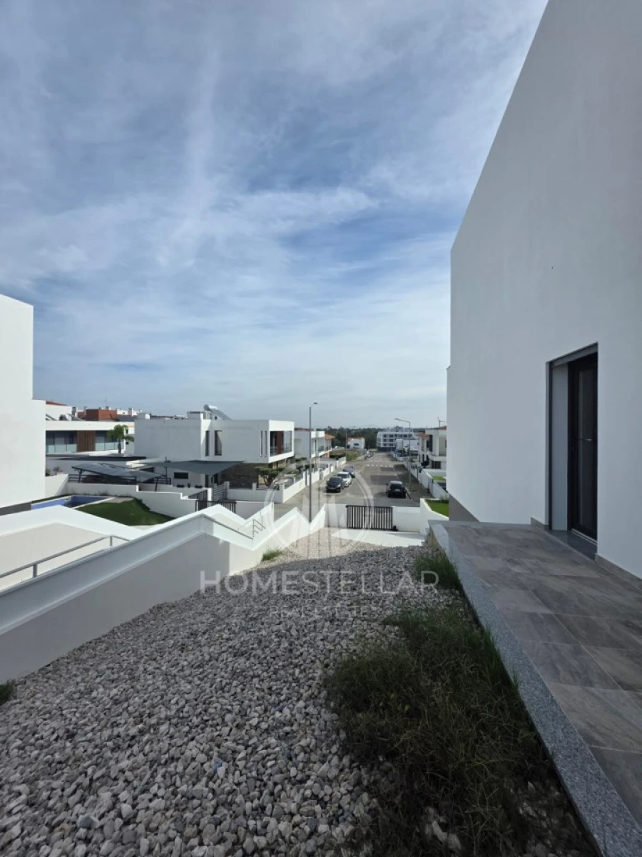 Moradia T4 para Venda em Fernao Ferro Foto 46