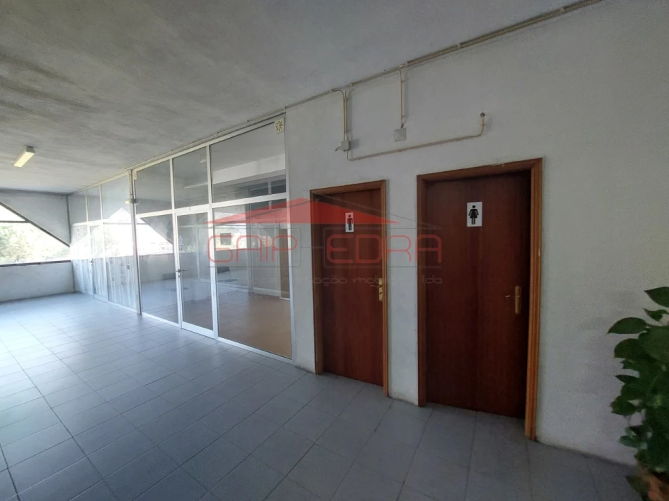 Loja para Arrendamento em São João da Madeira Foto 8