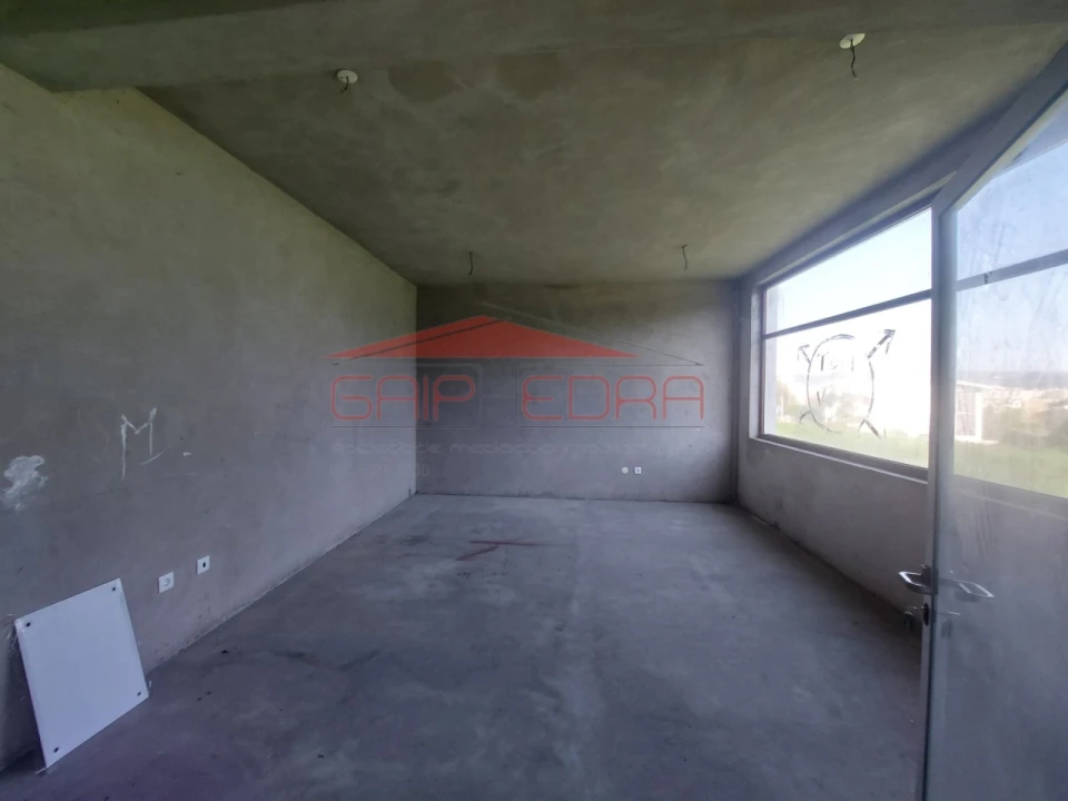 Loja para Arrendamento em São João da Madeira Foto 6