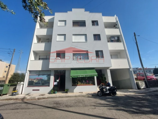 Loja para Arrendamento em São João da Madeira Foto 1