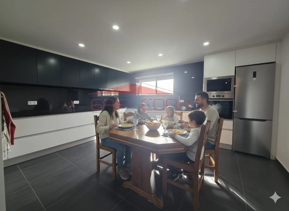 Moradia T4 para Venda em Lourosa Foto 4