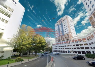 Loja para Venda em Santo António dos Cavaleiros e Frielas