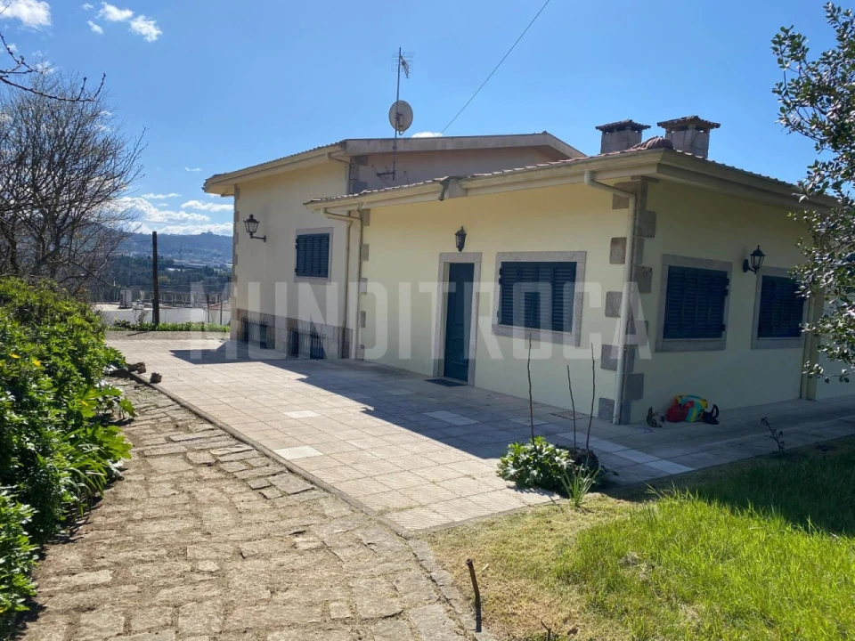 Moradia T4 para Venda em Lago Foto 1