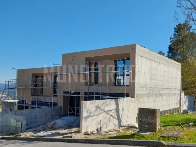 Moradia T3 para Venda em Lanhoso Foto 1