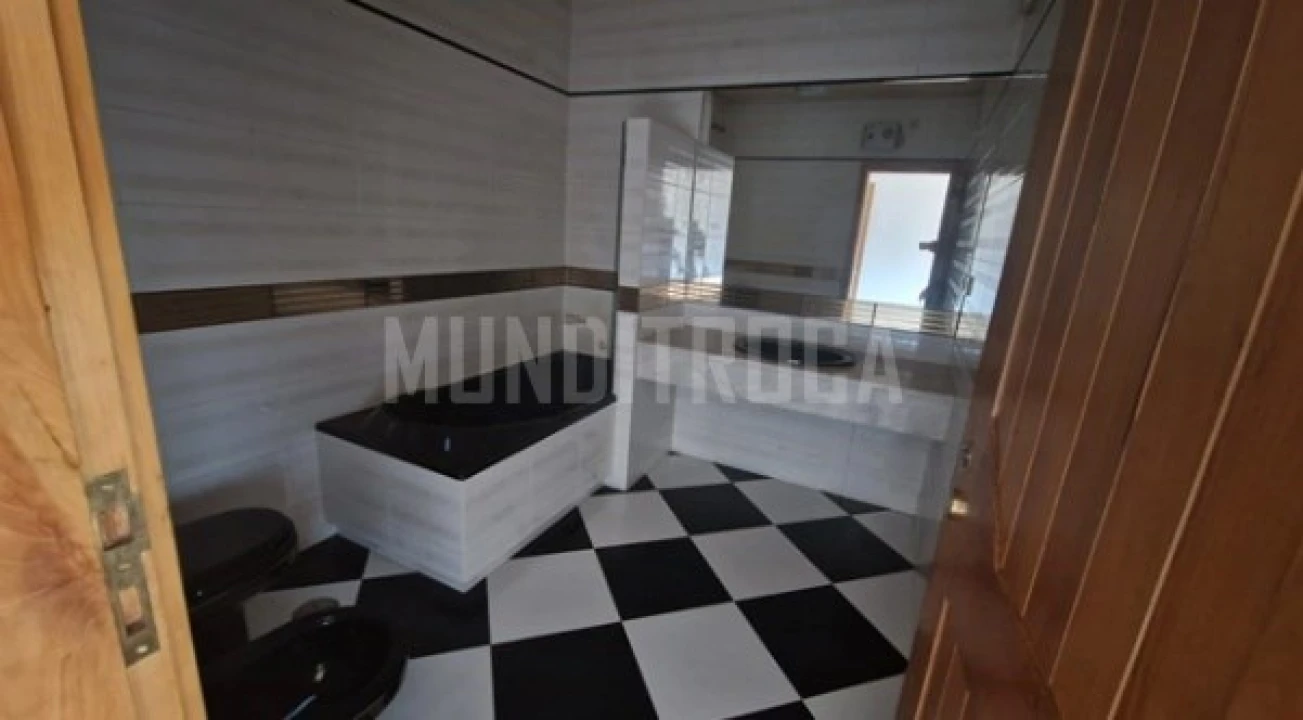 Moradia T8 para Venda em Azurem Foto 9