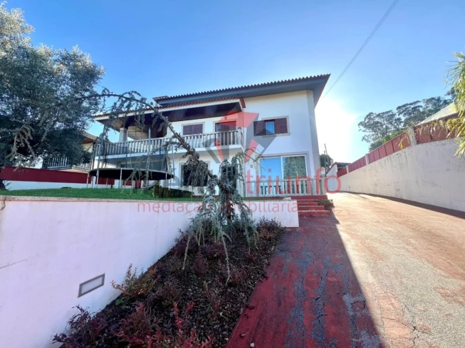 Moradia T4 para Venda em Cruz Foto 5