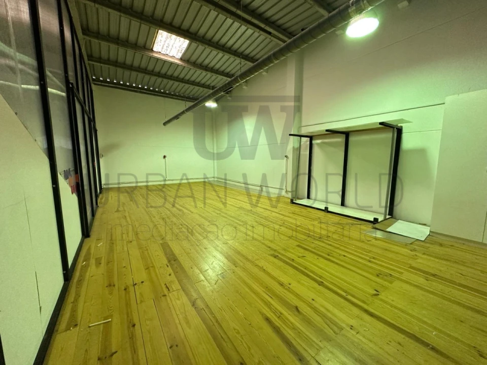 Armazém para Venda em Venda do Pinheiro e Santo Estêvão das Galés Foto 5