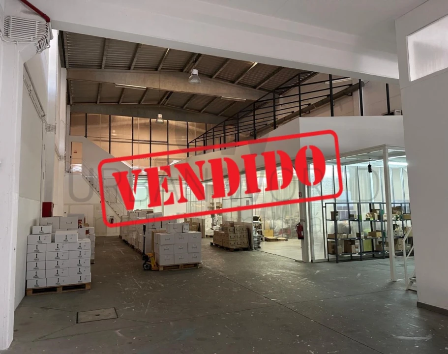 Armazém para Venda em Venda do Pinheiro e Santo Estêvão das Galés Foto 1