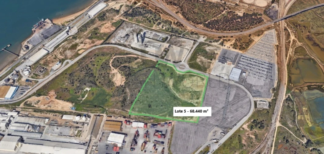 Terreno Comércio / Armazém para Venda em Sado Foto 1