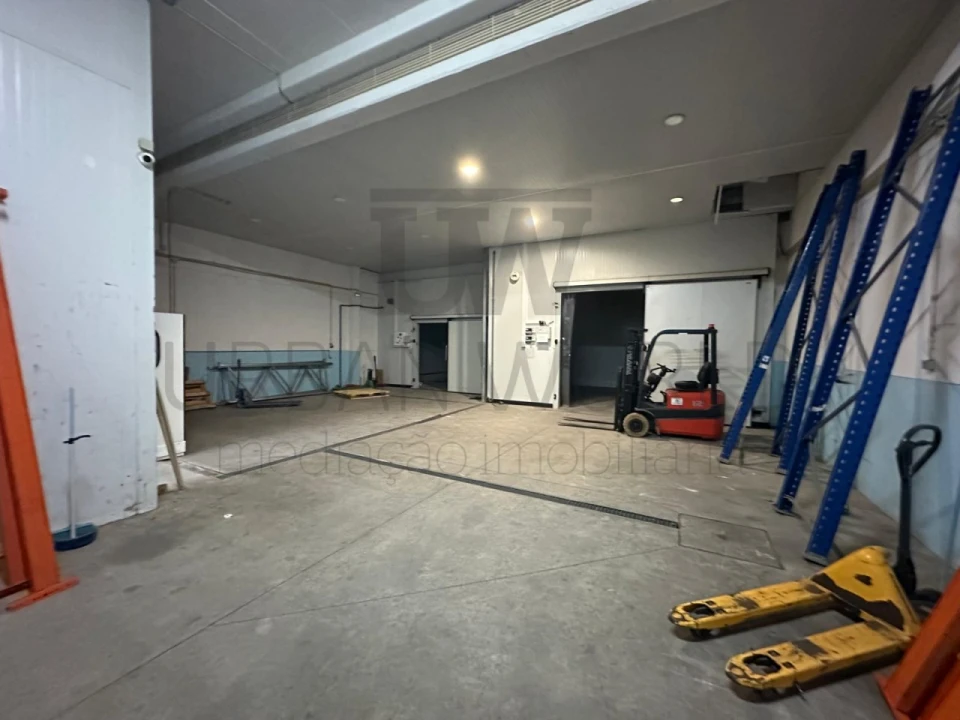 Armazém para Venda em Venda do Pinheiro e Santo Estêvão das Galés Foto 1