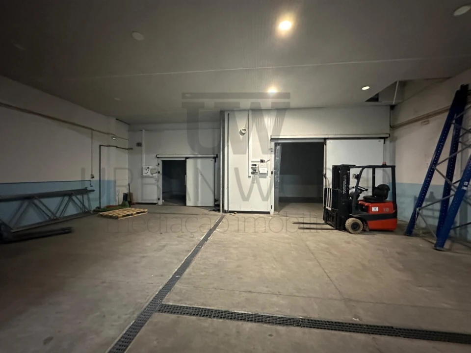 Armazém para Venda em Venda do Pinheiro e Santo Estêvão das Galés Foto 3