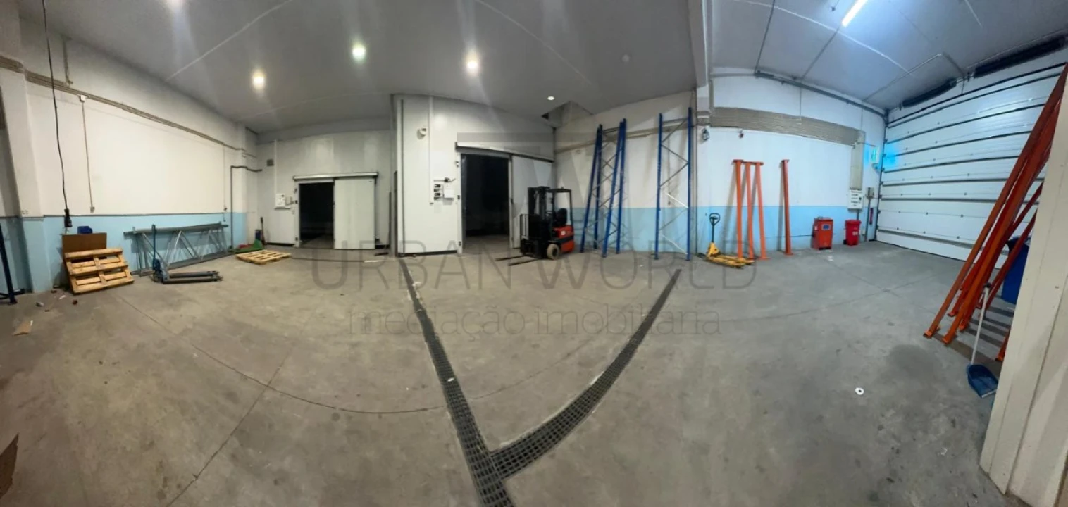 Armazém para Venda em Venda do Pinheiro e Santo Estêvão das Galés Foto 7