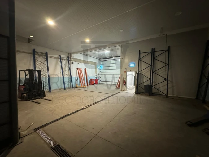 Armazém para Venda em Venda do Pinheiro e Santo Estêvão das Galés Foto 4