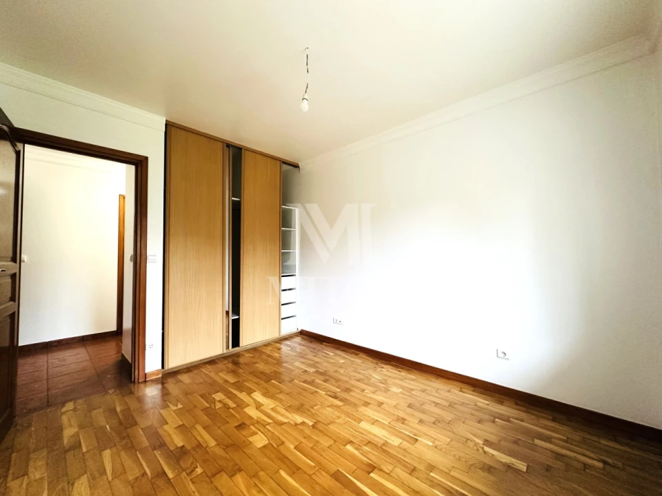 Moradia T5 para Venda em Vila Nova de Anha Foto 8