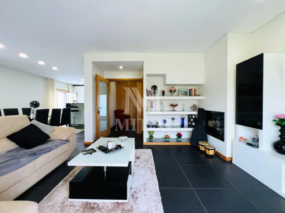 Moradia T4 para Venda em Mazarefes e Vila Fria Foto 1