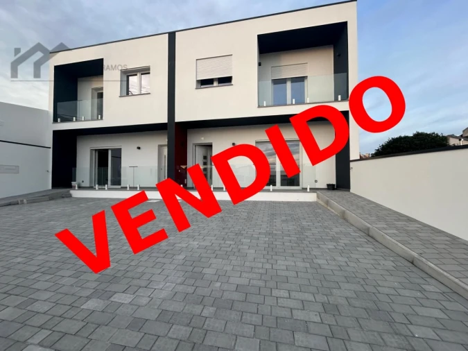 Moradia T3 para Venda em Campelos e Outeiro da Cabeça Foto 1