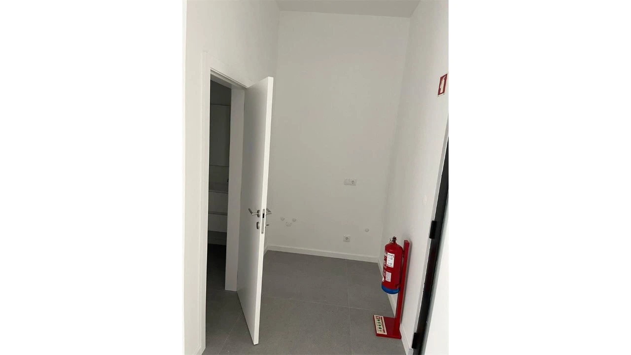 Loja para Arrendamento em Arcozelo Foto 7