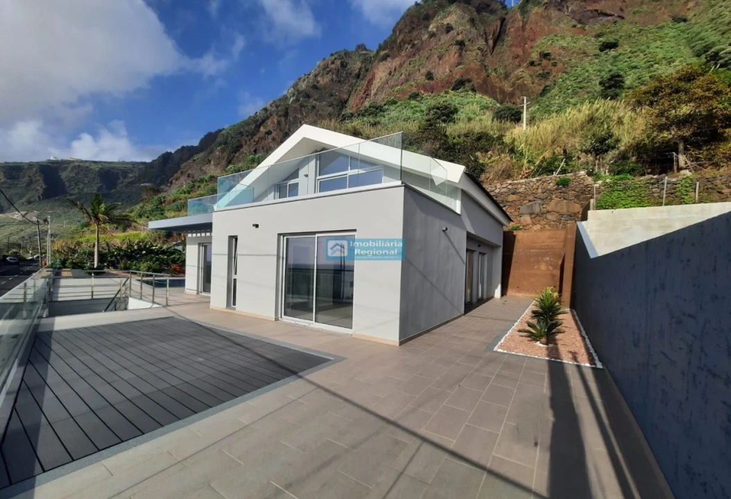 Moradia T4 para Venda em Paul do Mar Foto 1