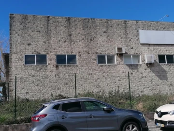 Armazém para Cedência de Quotas em Nogueira e Silva Escura