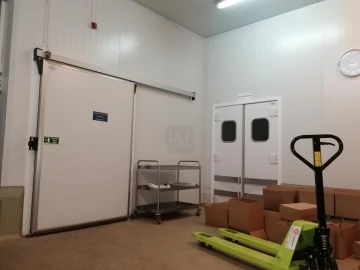 Armazém para Cedência de Quotas em Nogueira e Silva Escura