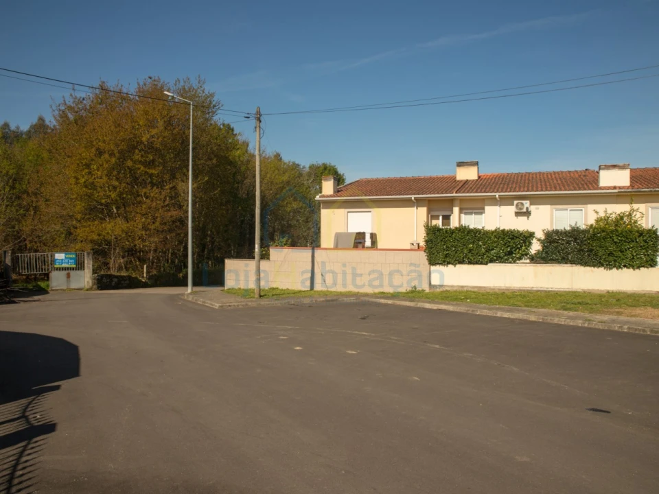 Terreno Comércio / Armazém para Venda em Merelim (São Paio), Panoias e Parada de Tibães Foto 1
