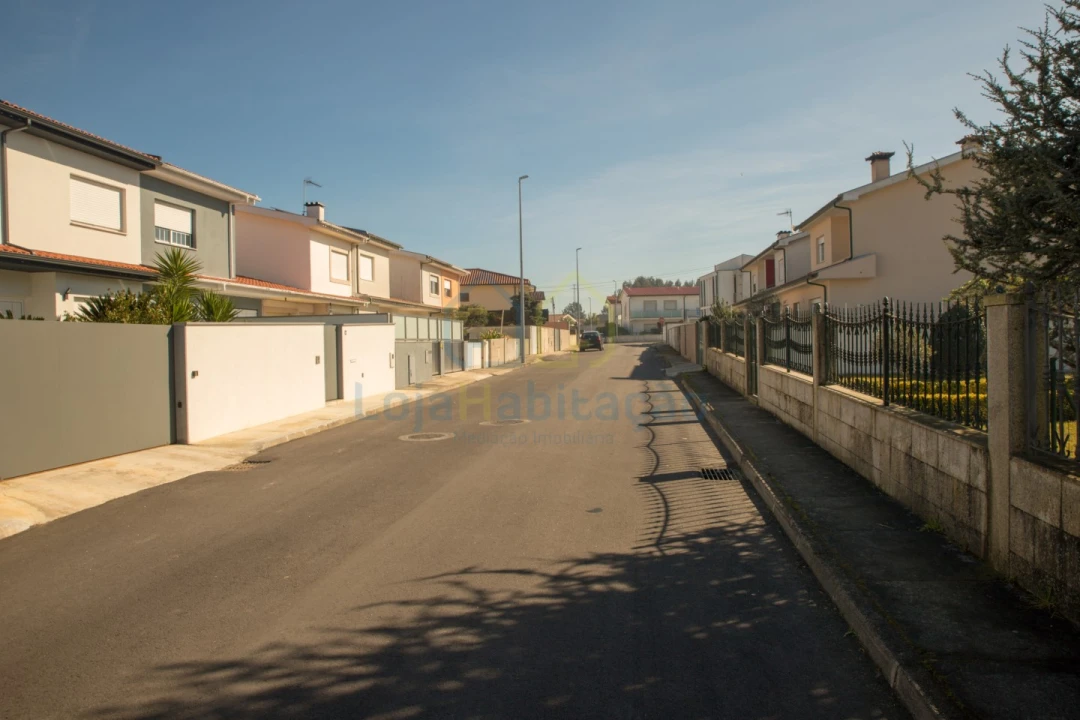 Terreno Comércio / Armazém para Venda em Merelim (São Paio), Panoias e Parada de Tibães Foto 14