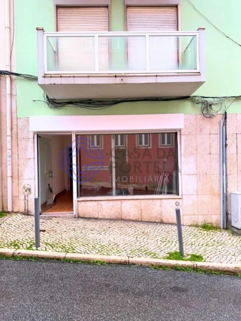 Loja para Arrendamento em São Vicente