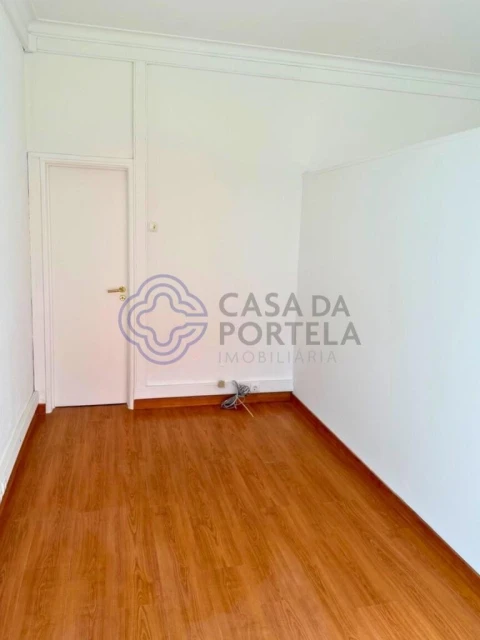 Loja para Arrendamento em São Vicente