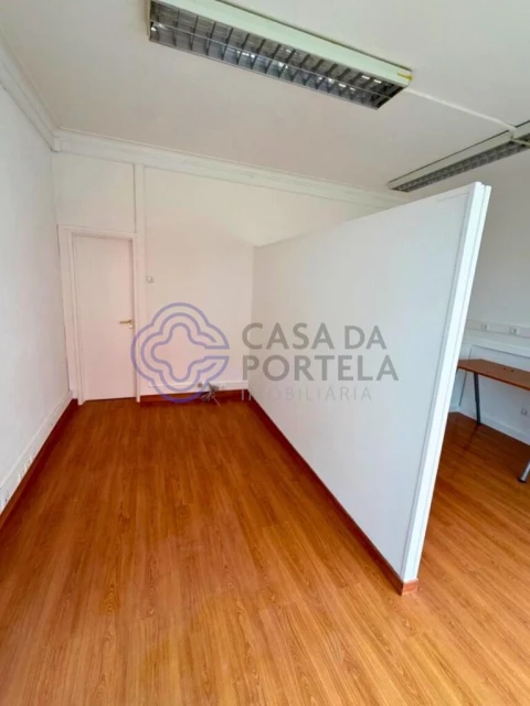 Loja para Arrendamento em São Vicente