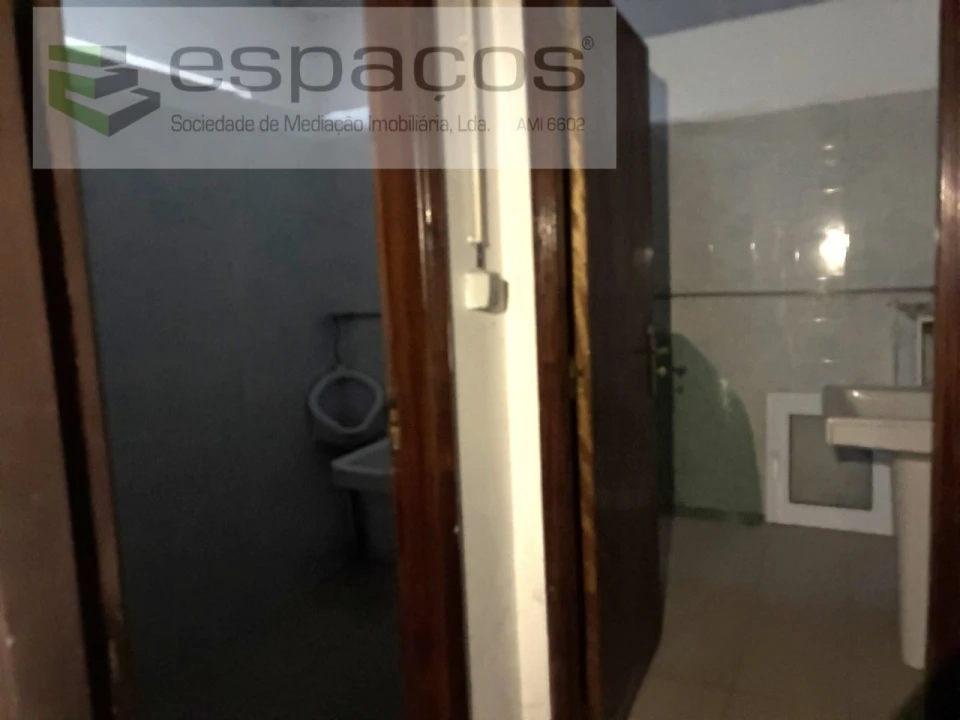 Armazém para Venda em Teixoso e Sarzedo Foto 13