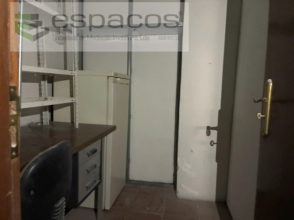 Armazém para Venda em Teixoso e Sarzedo Foto 14