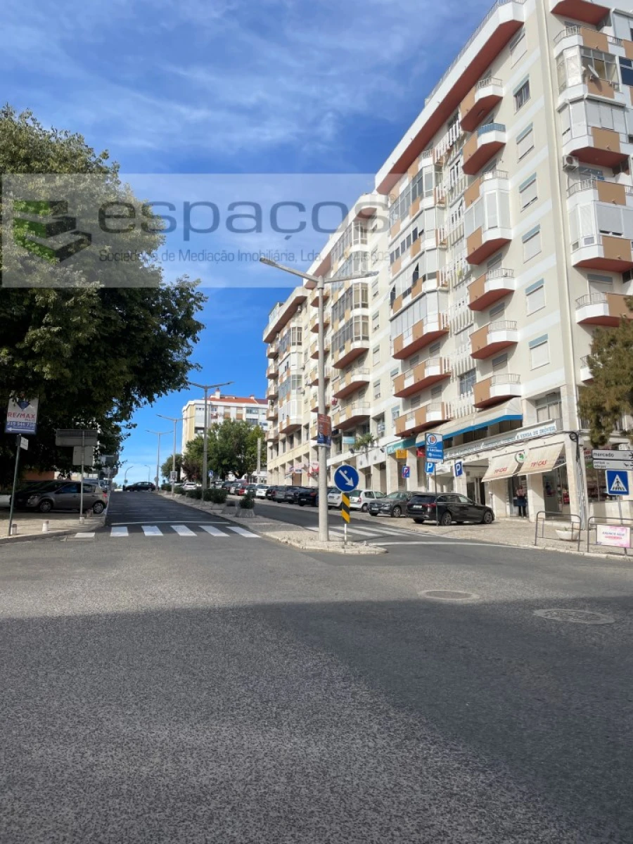 Loja para Arrendamento em Santa Iria de Azoia, São João da Talha e Bobadela Foto 2