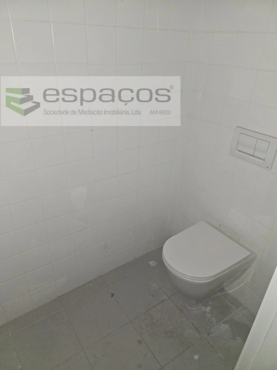 Loja para Arrendamento em Sacavém e Prior Velho Foto 8