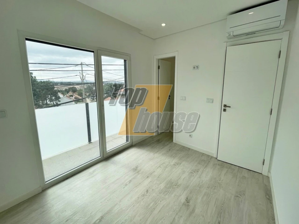 Moradia T2 para Venda em Corroios Foto 8