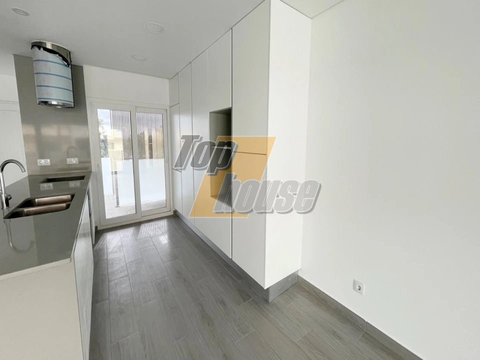 Moradia T2 para Venda em Corroios Foto 8