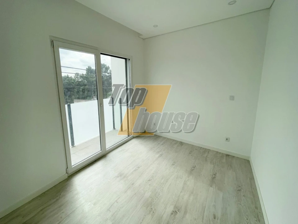 Moradia T2 para Venda em Corroios Foto 9