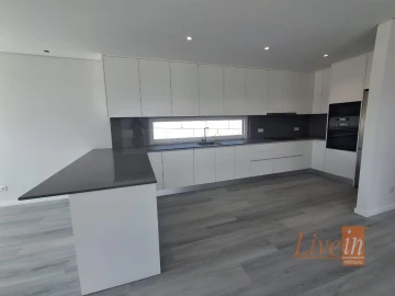 Moradia T5 para Venda em São Pedro da Cadeira