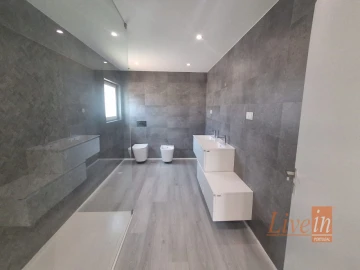 Moradia T5 para Venda em São Pedro da Cadeira