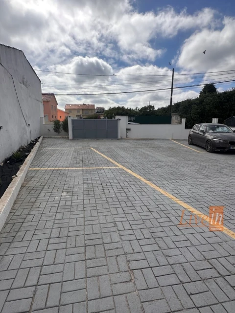 Moradia T2 para Venda em Igreja Nova e Cheleiros