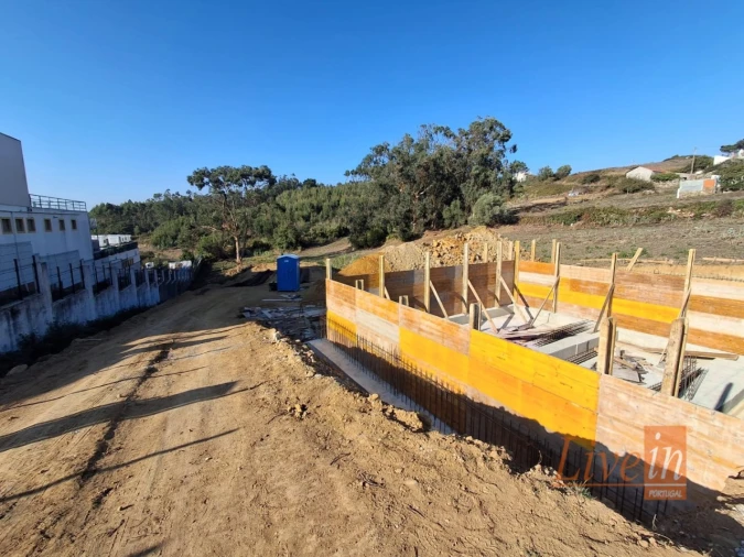 Moradia T3 para Venda em Igreja Nova e Cheleiros Foto 7