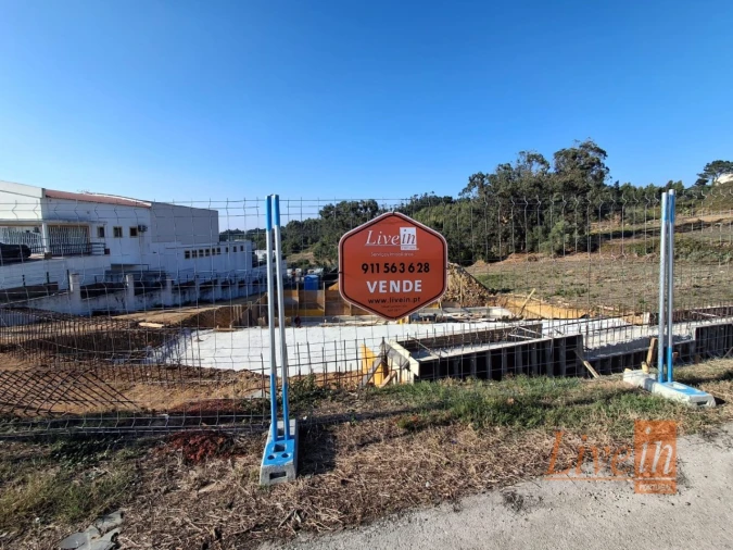 Moradia T3 para Venda em Igreja Nova e Cheleiros Foto 1