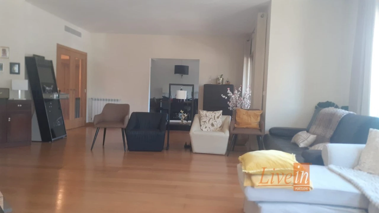 Apartamento T5 para Venda em Lumiar Foto 10