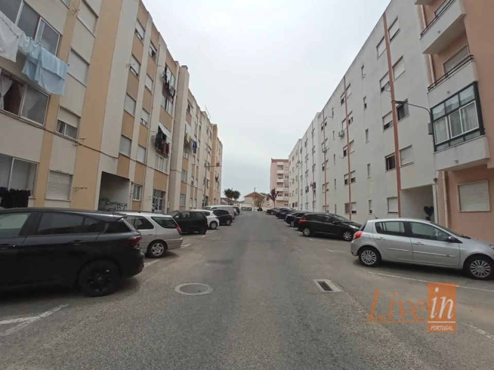 Apartamento T2 para Venda em Carregado e Cadafais Foto 14