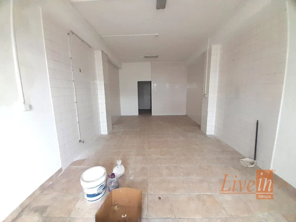 Loja para Arrendamento em Igreja Nova e Cheleiros Foto 1