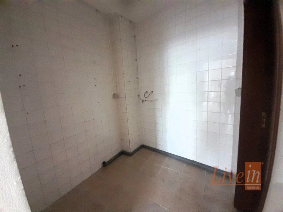 Loja para Arrendamento em Igreja Nova e Cheleiros Foto 8