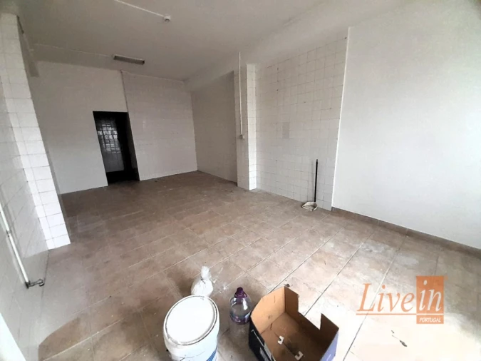 Loja para Arrendamento em Igreja Nova e Cheleiros Foto 2