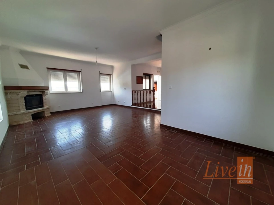 Moradia T3 para Arrendamento em Carvoeira Foto 10