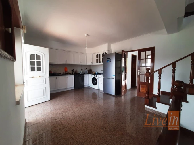 Moradia T3 para Arrendamento em Carvoeira Foto 3