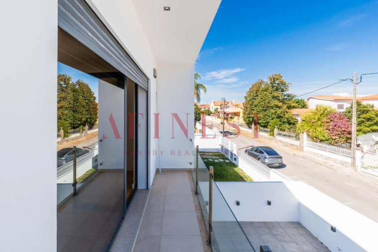 Moradia T4 para Venda em Corroios Foto 76